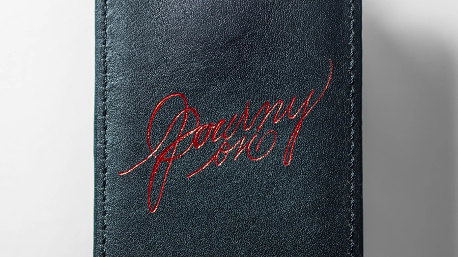 レザーケースにカリグラフィーにて箔押し_ホットスタンピング